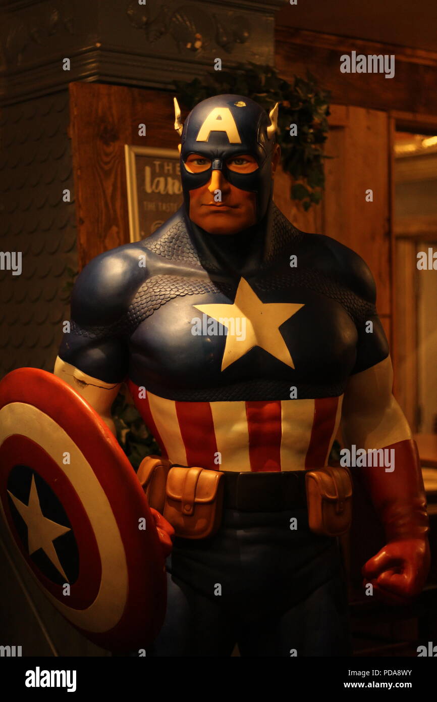 Universo cinematografico - lifesize statua del capitano America al di fuori di un bar in Norfolk, Regno Unito. Foto Stock