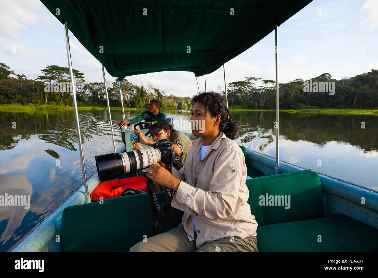 Natura i turisti con telecamere in una barca sul Lago di Gatun, Repubblica di Panama. Foto Stock