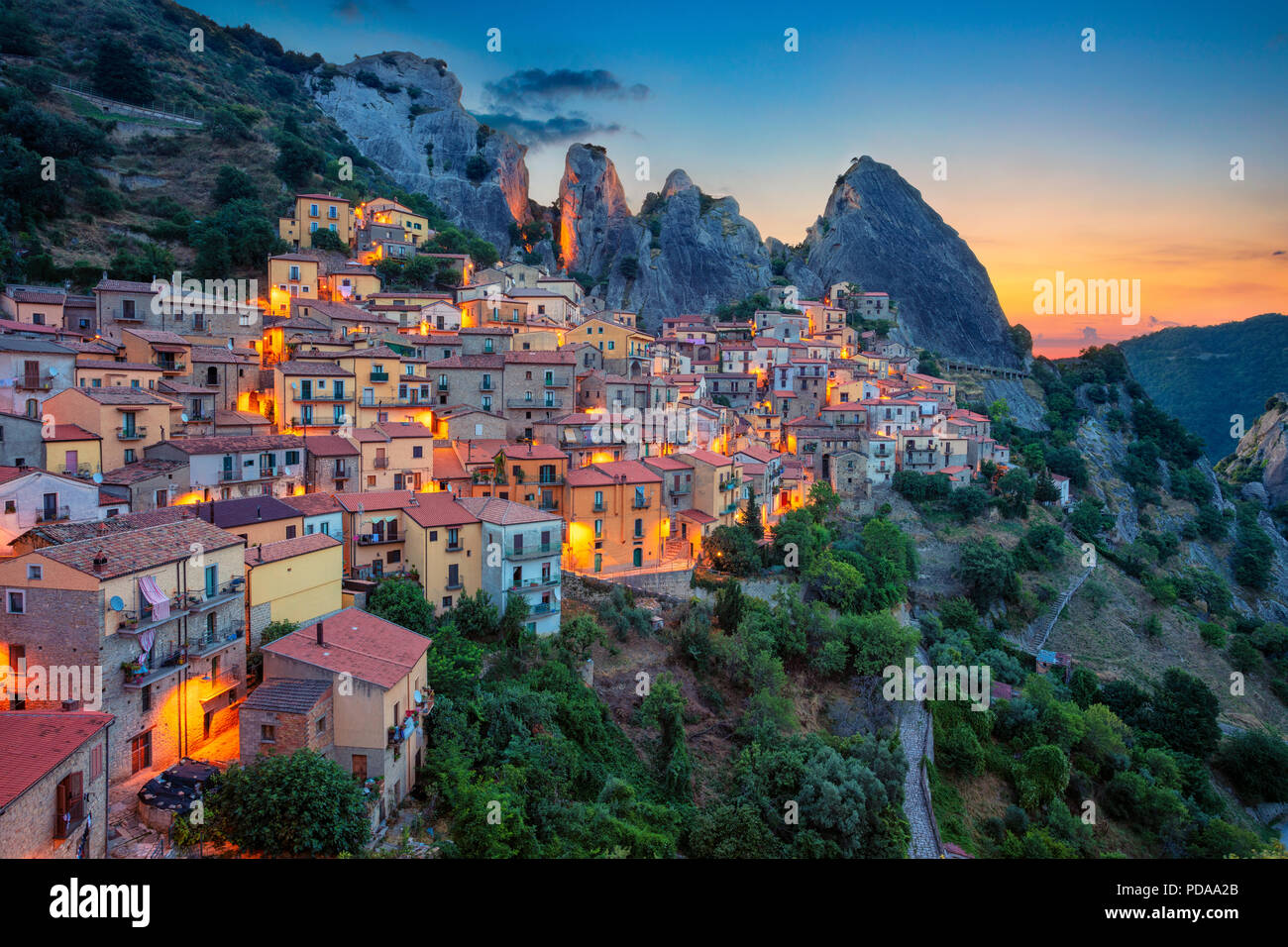 Castelmezzano, Italia. Cityscape immagine aerea della città medievale di Castelmazzano, Italia durante la bellissima alba. Foto Stock