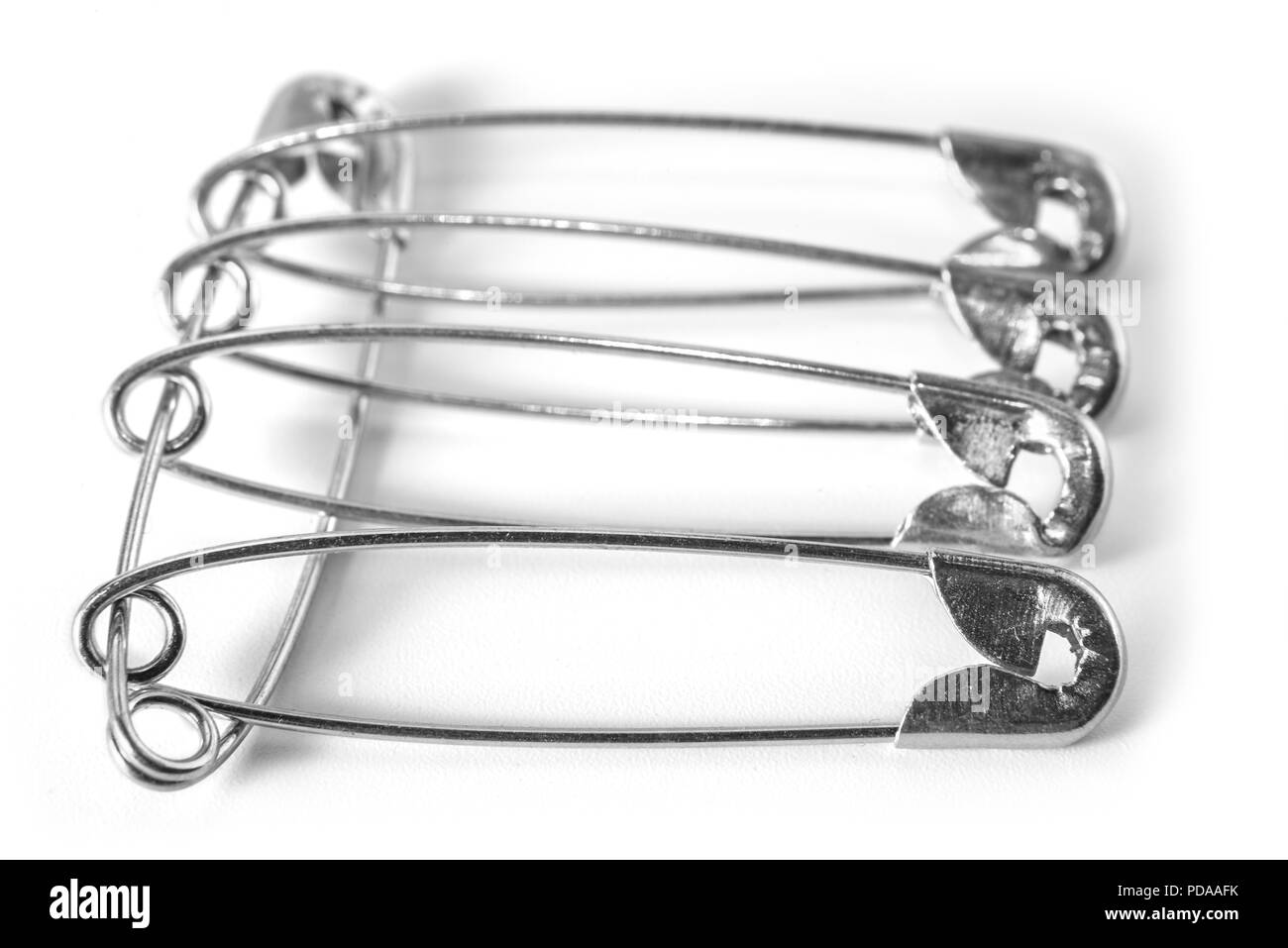 Chiuso i perni di sicurezza sullo sfondo bianco. Unità e il lavoro di squadra concetto Foto Stock