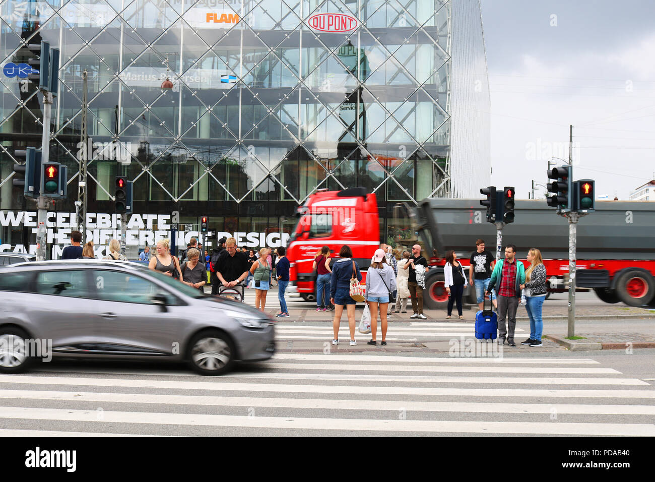 Le persone che attraversano la strada a Copenhagen Foto Stock