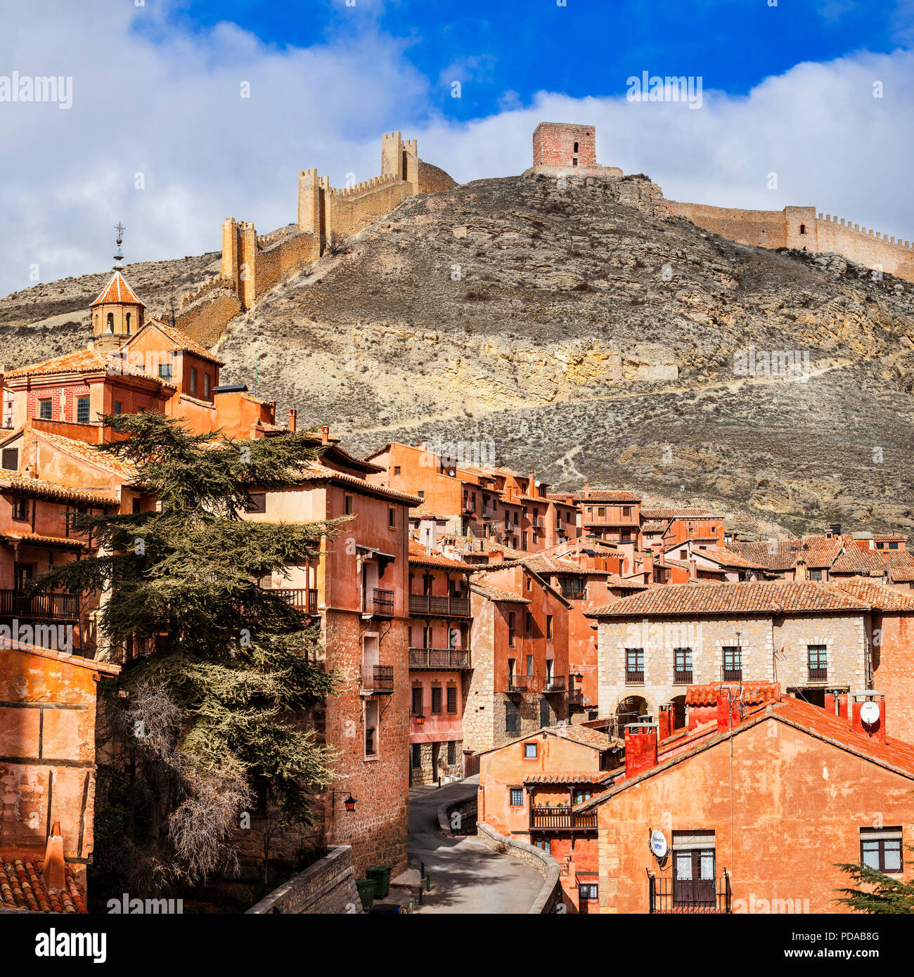 Impressionante Albarracin village,vista con cattedrale e case tradizionali,Spagna. Foto Stock