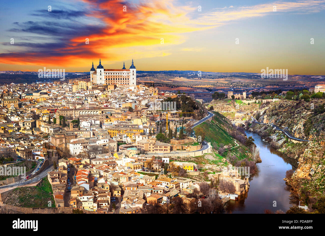 Impressionante città di Toledo oltre il tramonto,Spagna. Foto Stock