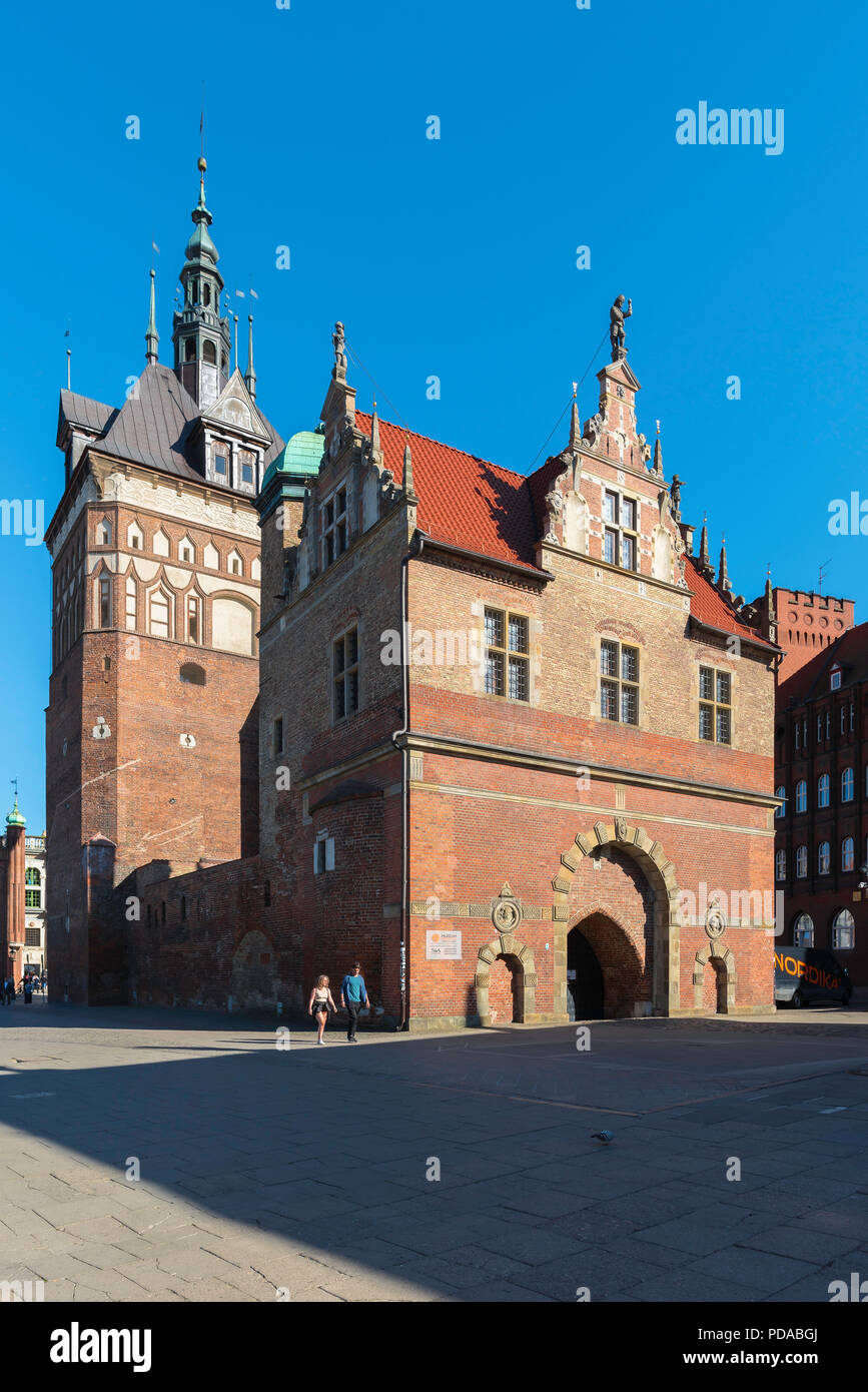 Gdansk Foregate, vista di edifici comprendente il XV secolo Foregate - la casa di tortura (anteriore) e il carcere di torre (posteriore), Gdansk, Polonia. Foto Stock