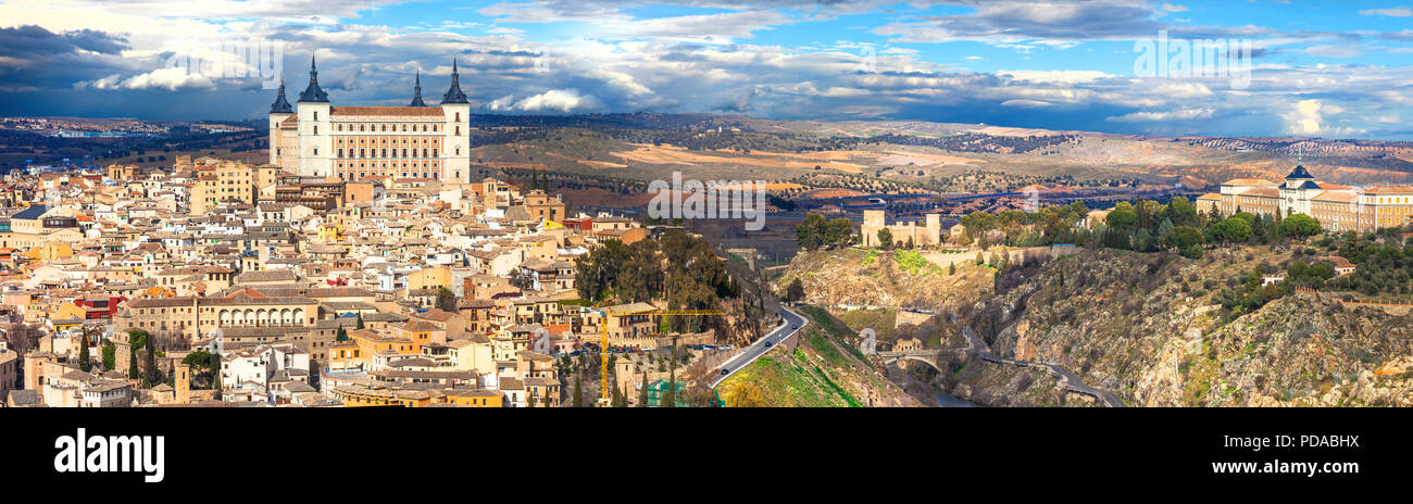Punto di riferimento della Spagna,impressionante città di Toledo oltre il tramonto,Spagna. Foto Stock