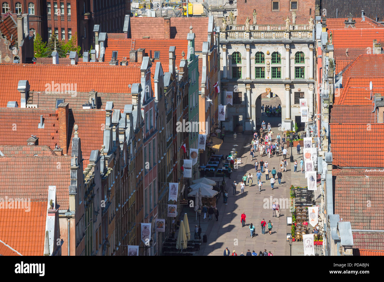 Danzica Centro citta', Vista aerea di Dlugi Targ - la principale strada transitabile di Danzica Città Vecchia - guardando verso il Golden Gate portale, Pomerania, Polonia. Foto Stock