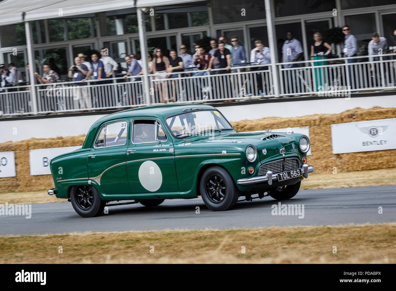 1958 Austin A105, Jack Sears' British Saloon Car Championship vincitore, con driver Nick Jarvis al 2018 Goodwood Festival of Speed, Sussex, Regno Unito. Foto Stock