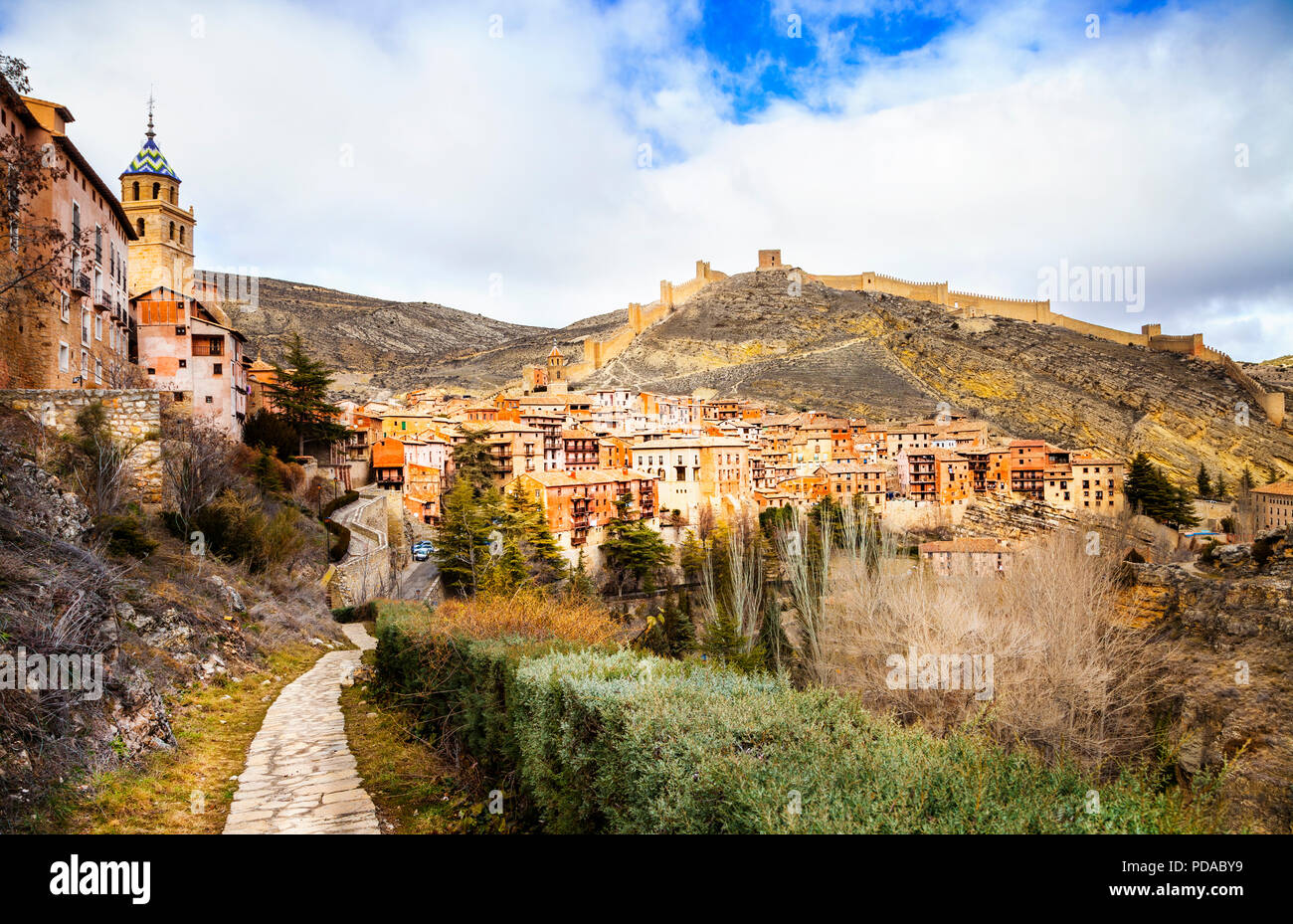 Unico Albarracin village,vista con cattedrale e case tradizionali,Spagna. Foto Stock