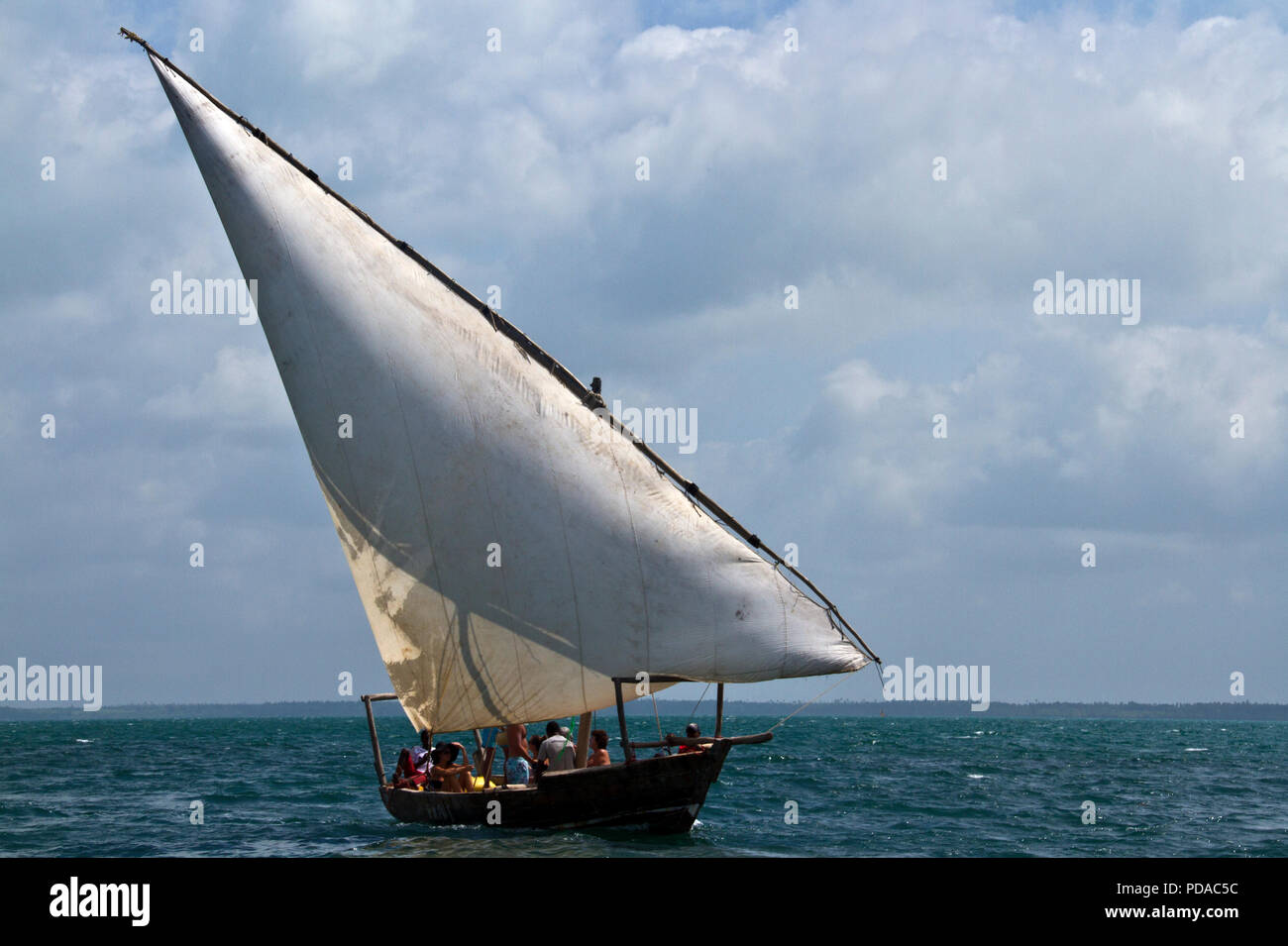 Il tradizionale Johazi è un piccolo dhow come barca ampiamente utilizzato dai pescatori, commercianti e operatori turistici lungo tutta la costa est africana. Foto Stock