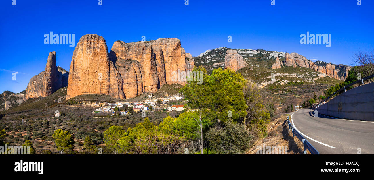 Unico Mallos de Riglos village ,vista panoramica,Spagna. Foto Stock