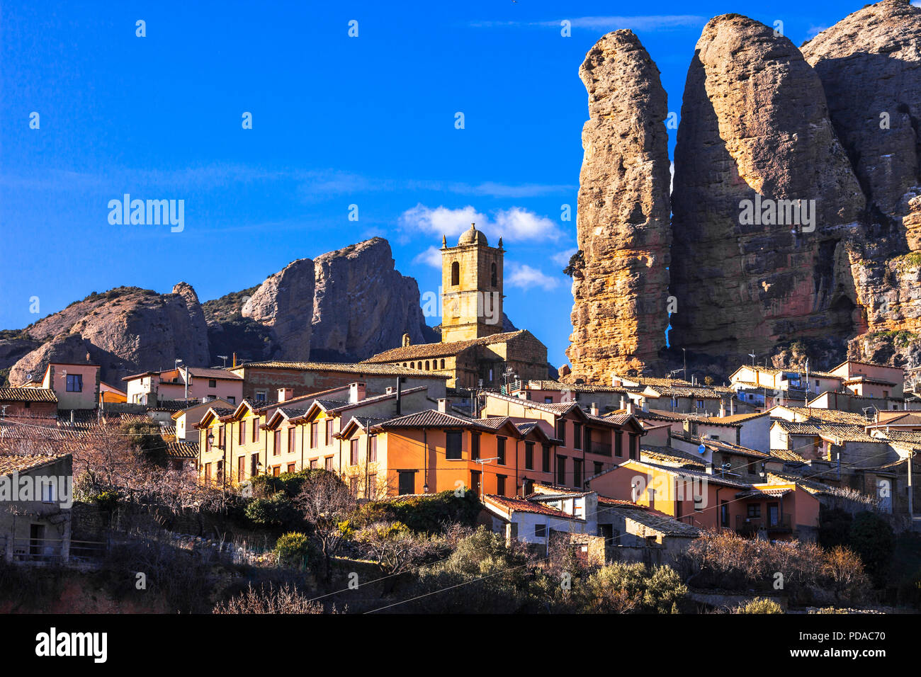Unico Mallos de Aguero village,vista con incredibili rocce e case tradizionali,Spagna. Foto Stock