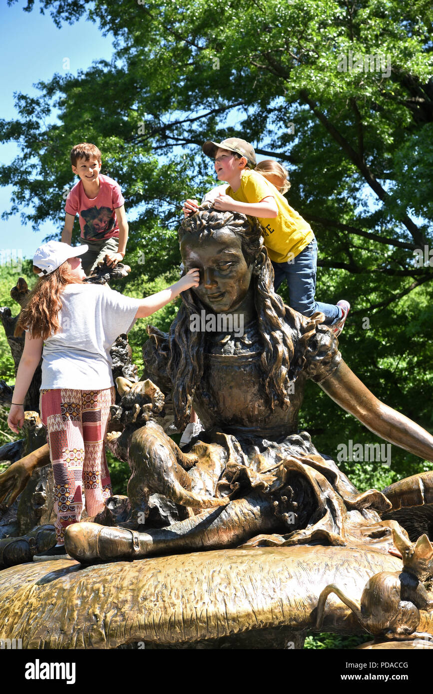 I bambini giocando a Alice nel paese delle meraviglie statua,central park,new york,usa Foto Stock