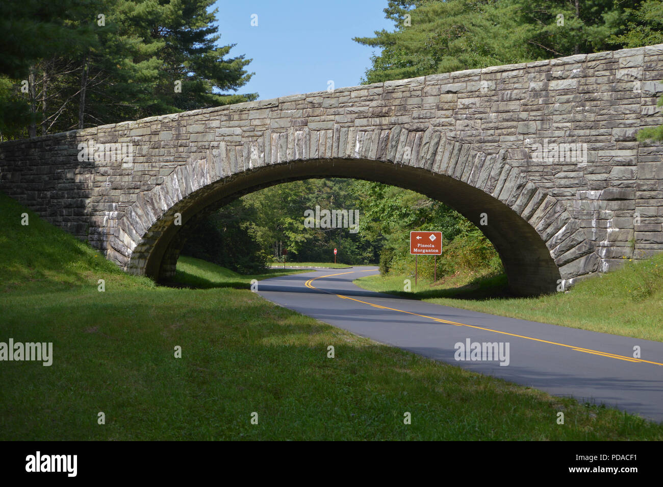 Rustico in pietra il ponte di Arco della storica Blue Ridge Parkway Foto Stock