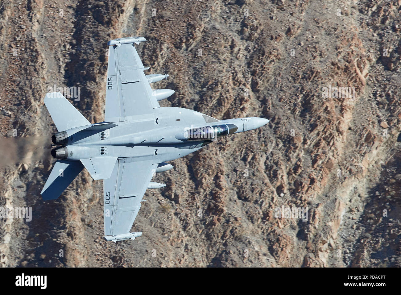 Marina degli Stati Uniti Boeing EA-18G Growler Electronic Warfare aeromobili battenti a basso livello attraverso il Rainbow Canyon, California. Stati Uniti d'America. Foto Stock