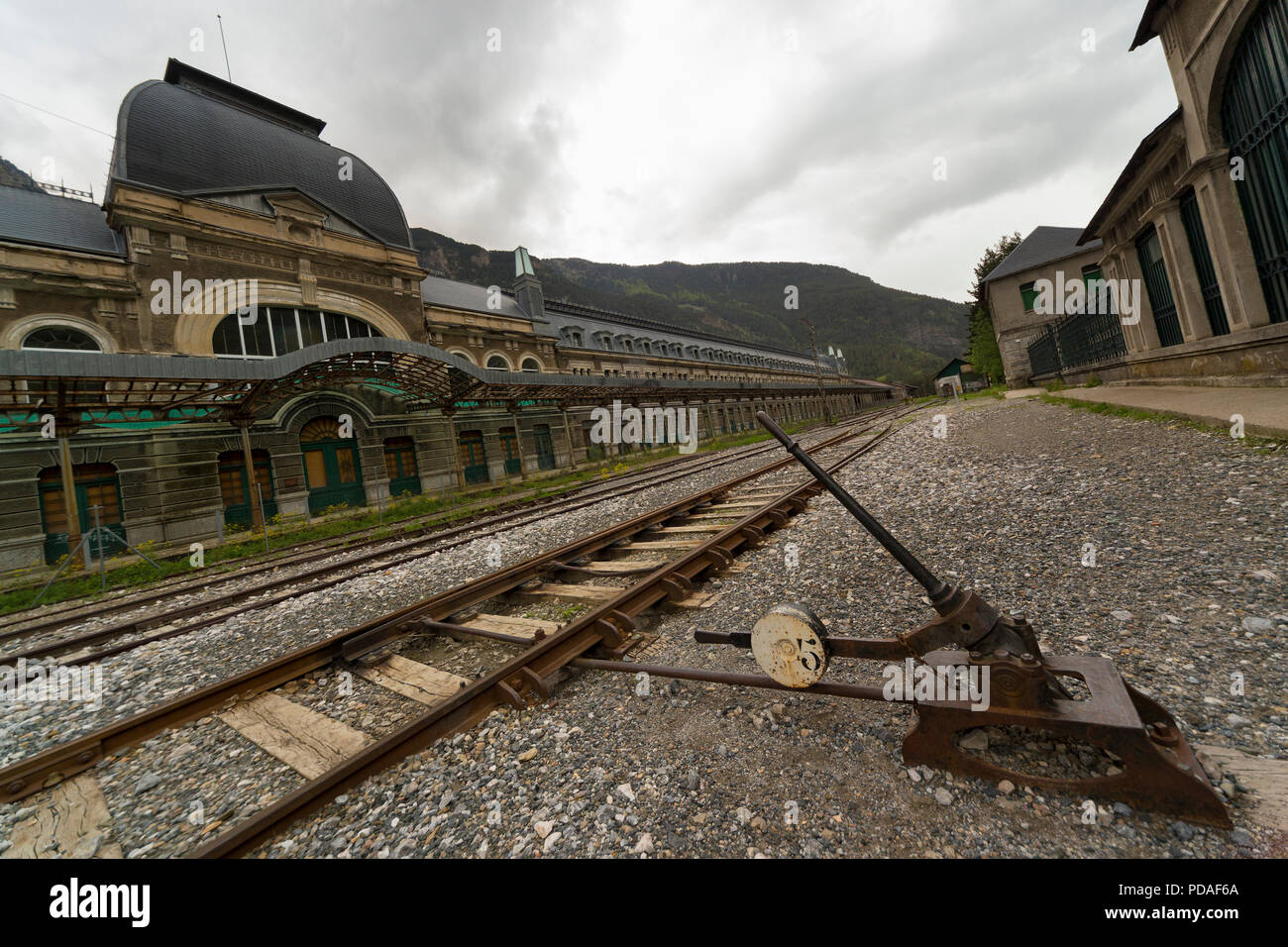 A Canfranc stazione ferroviaria in Spagna, la seconda stazione più grande in Europa, sul confine francese nei Pirenei. Foto Stock