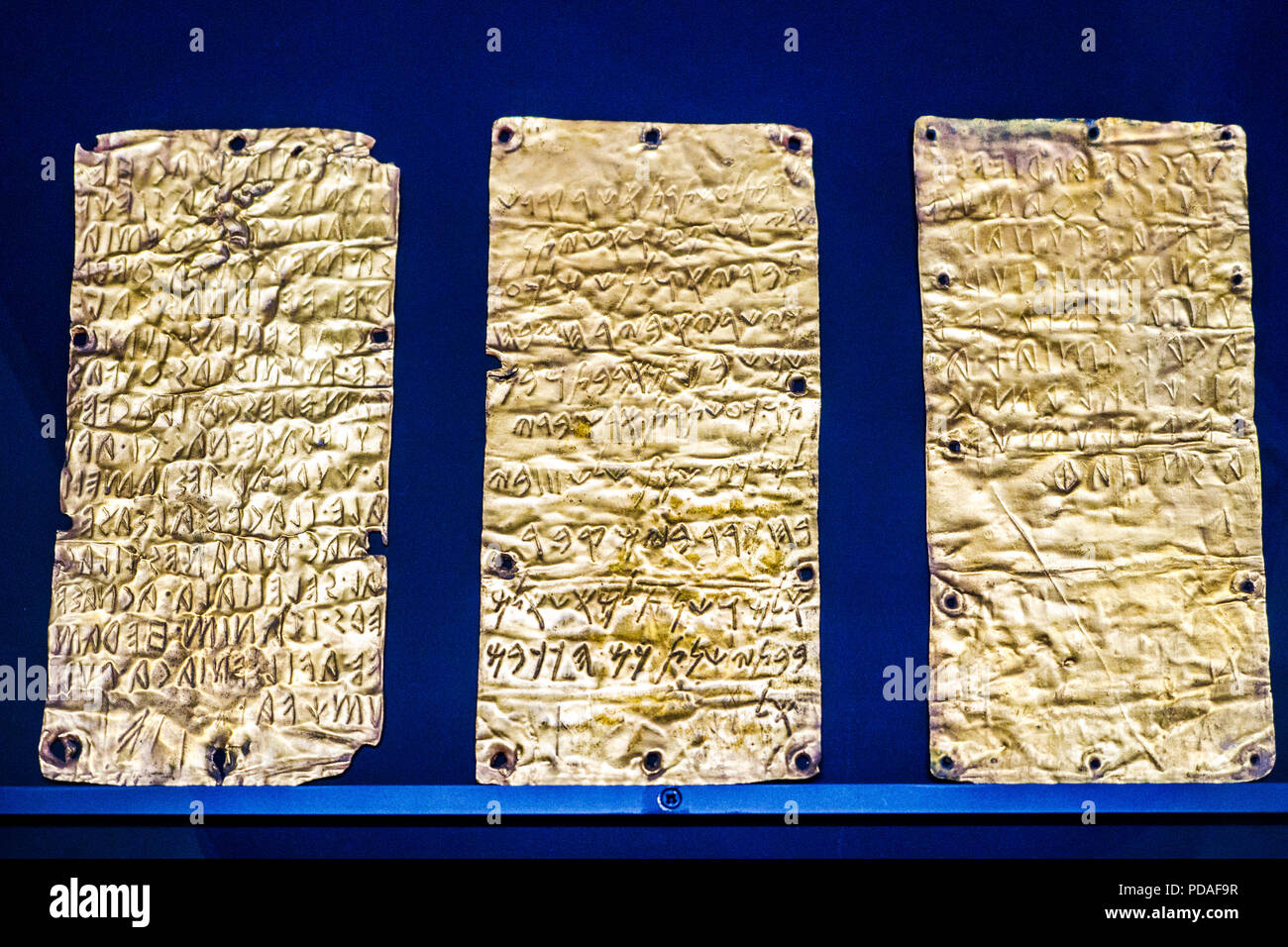 Questi fogli di oro risalgono alla fine del VI secolo a.c. e le iscrizioni sono la più antica fonte storica di pre-romano, Italia. Due dei fogli di oro sono in lingua etrusca mentre il terzo è in fenicio - Museo Nazionale Etrusco di Villa Giulia - Roma, Italia Foto Stock