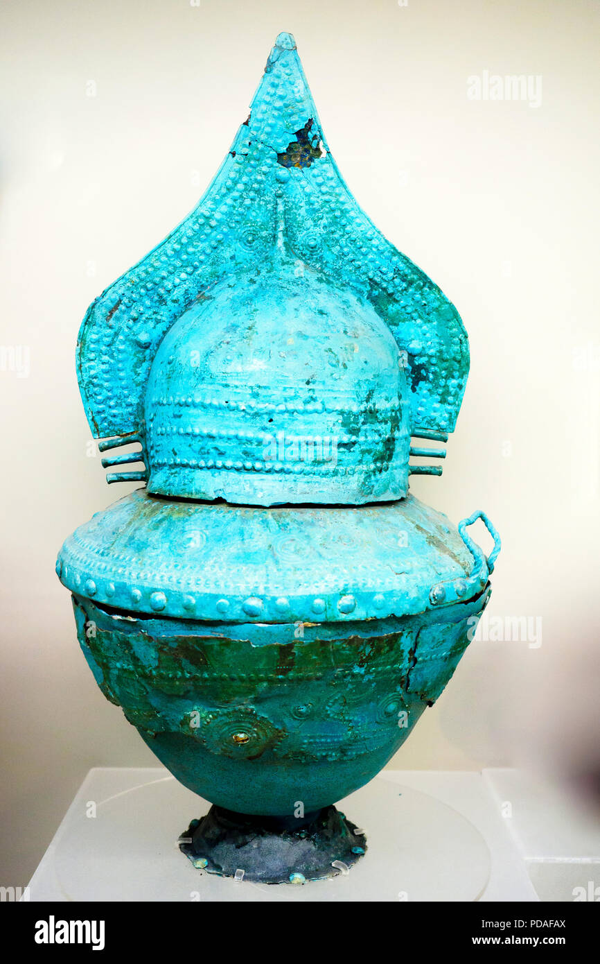 Il guerriero di incenerimento sepoltura vaso contenente le ceneri del defunto con una alta cresta casco utilizzato come coperchio, entrambi in rilievo lamina di bronzo: nel recipiente motif del 'Solar barca' con un uccello della estremità di testa. Vicino a modelli centroeuropea - Museo Nazionale Etrusco di Villa Giulia - Roma, Italia Foto Stock