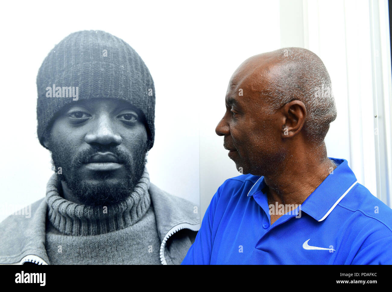 Neil Kenlock, visto con la sua fotografia di Darcus Howe a aspettative: la storia indicibile di Black British Leader di Comunità negli anni sessanta e settanta. La mostra di Neil di lavoro possono essere visti al nero archivi culturali in Brixton, Londra. Foto Stock