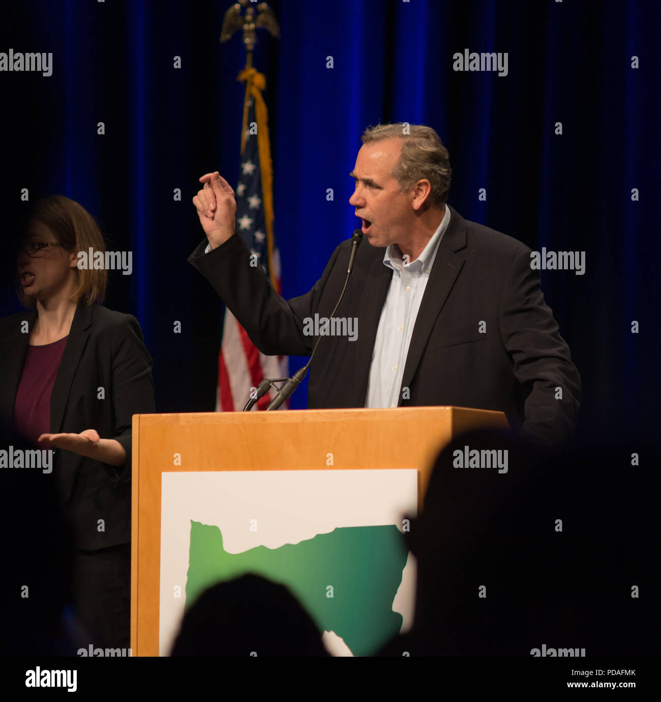 Alla elezione notte parte per Oregon Democratics, Il Senatore Jeff Merkley parla appassionatamente prima di introdurre Ron Wyden per un discorso di accettazione. Foto Stock