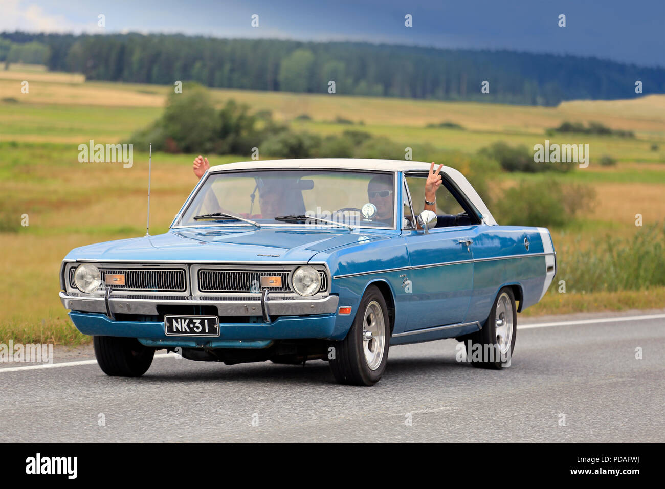 VAULAMMI, Finlandia - 4 agosto 2018: cielo blu e bianco Dodge Dart Swinger auto, circa 1970, su Maisemaruise 2018 auto in crociera Tawastia corretto, Finlandia Foto Stock