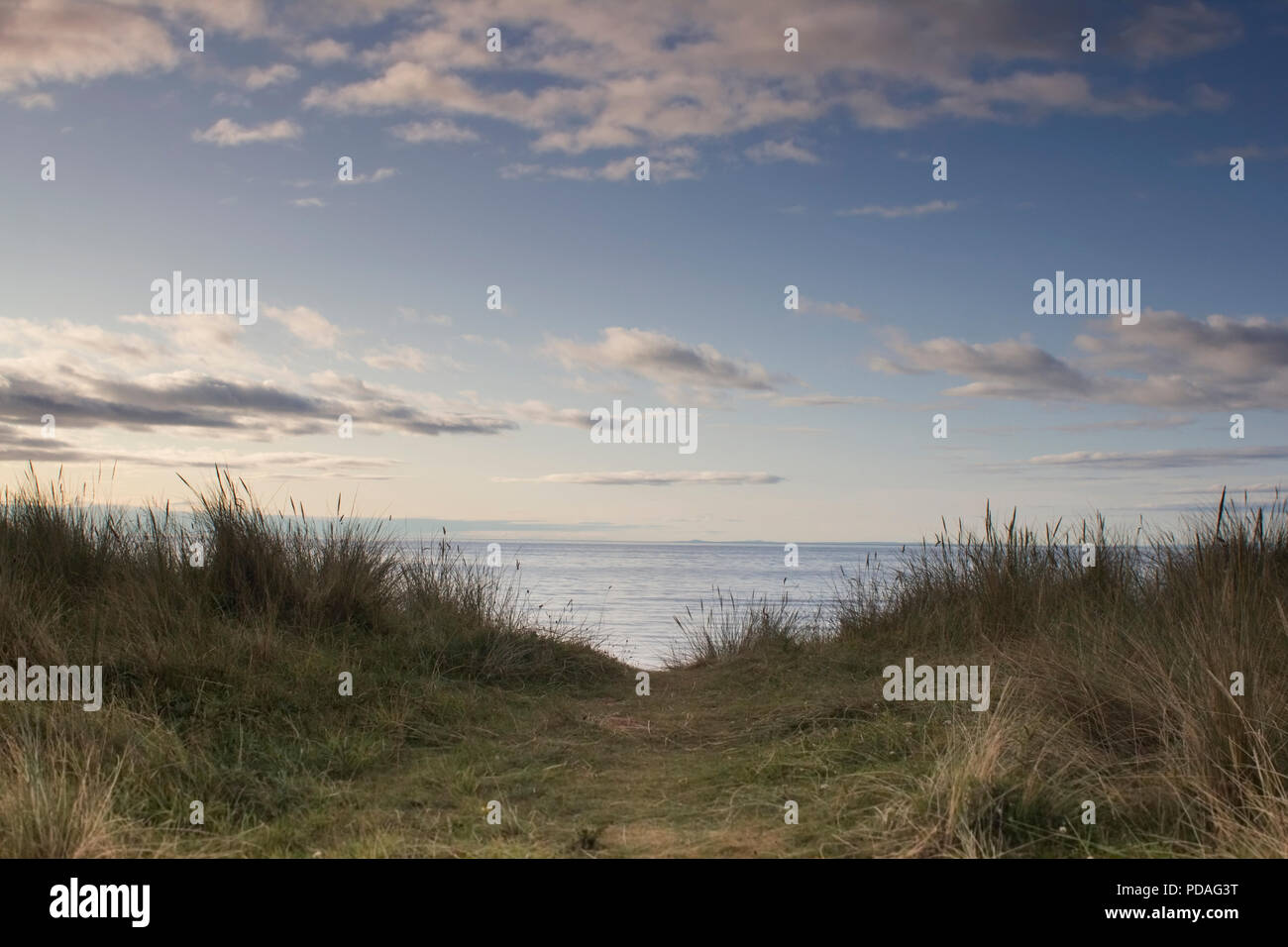 Una benna e vanga seduta su di una spiaggia di sabbia durante una giornata di sole in Sutherland, Highlands della Scozia. Foto Stock
