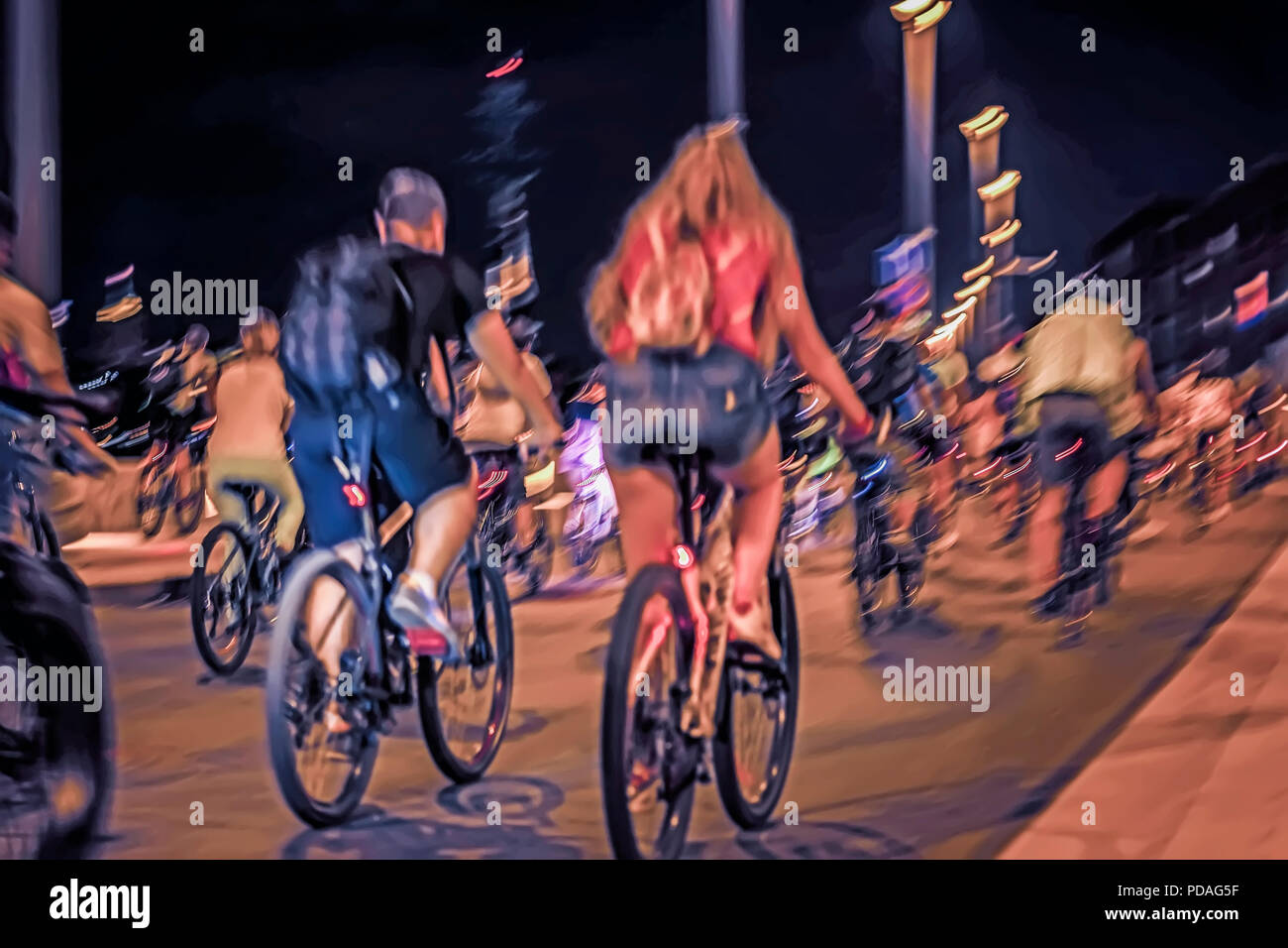 Abstract sagome di gruppo ciclisti colorato torna a noi, per le strade delle città, motion blur, bike festival. Concetto di sport e stile di vita sano Foto Stock