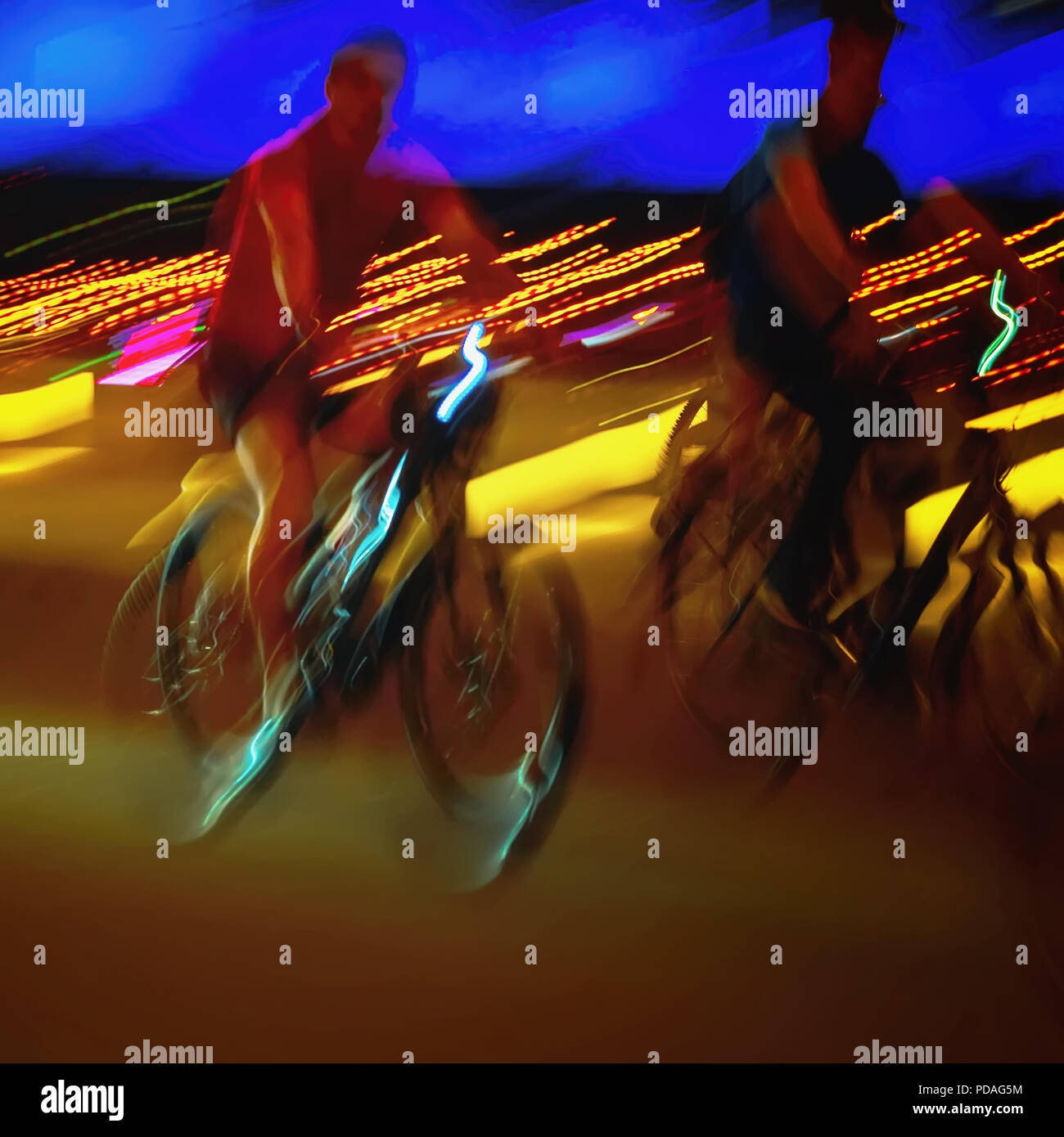 Biker sulla bicicletta close-up, la notte le luci della città, bokeh di fondo. Sport e stile di vita sano concetto, motion blur effetto. Sfondo astratto Foto Stock