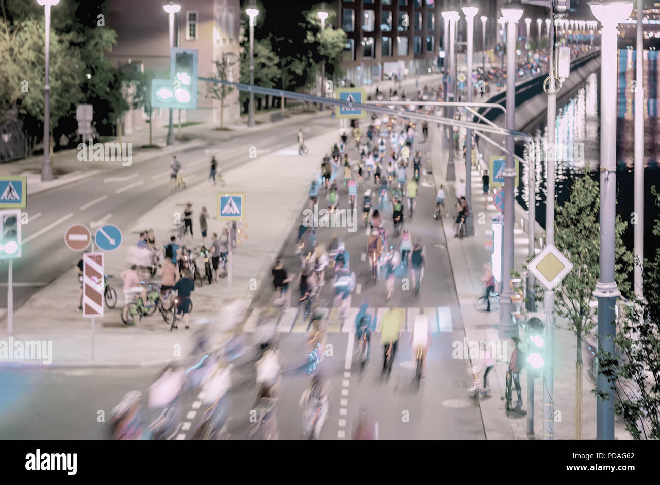 Sagome sfocate del gruppo colorato i ciclisti sulle strade della città, astratte. Concetto di stile di vita sano, per l'astratta sfondo luminoso Foto Stock