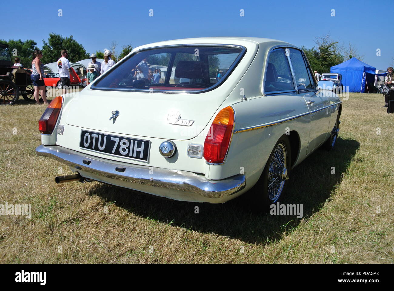 Un 1970 MG MGB GT 1800 classic auto parcheggiate fino a Torbay fiera del vapore, Churston, Devon, Inghilterra, Regno Unito Foto Stock