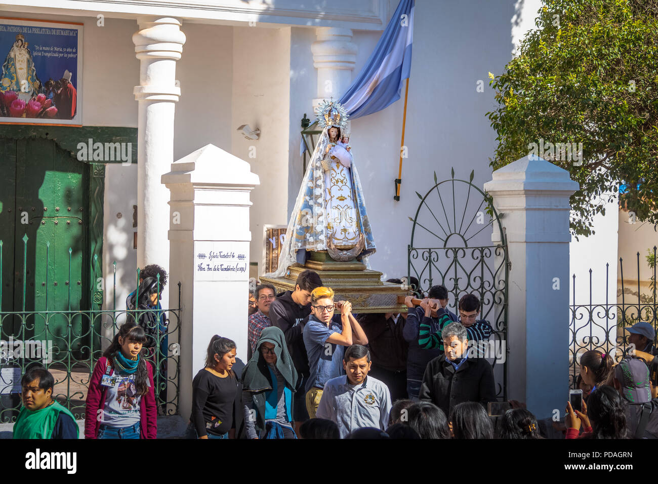 Nostra Signora della Candelaria statua della Vergine eseguito attraverso la processione - Humahuaca, Jujuy, Argentina Foto Stock