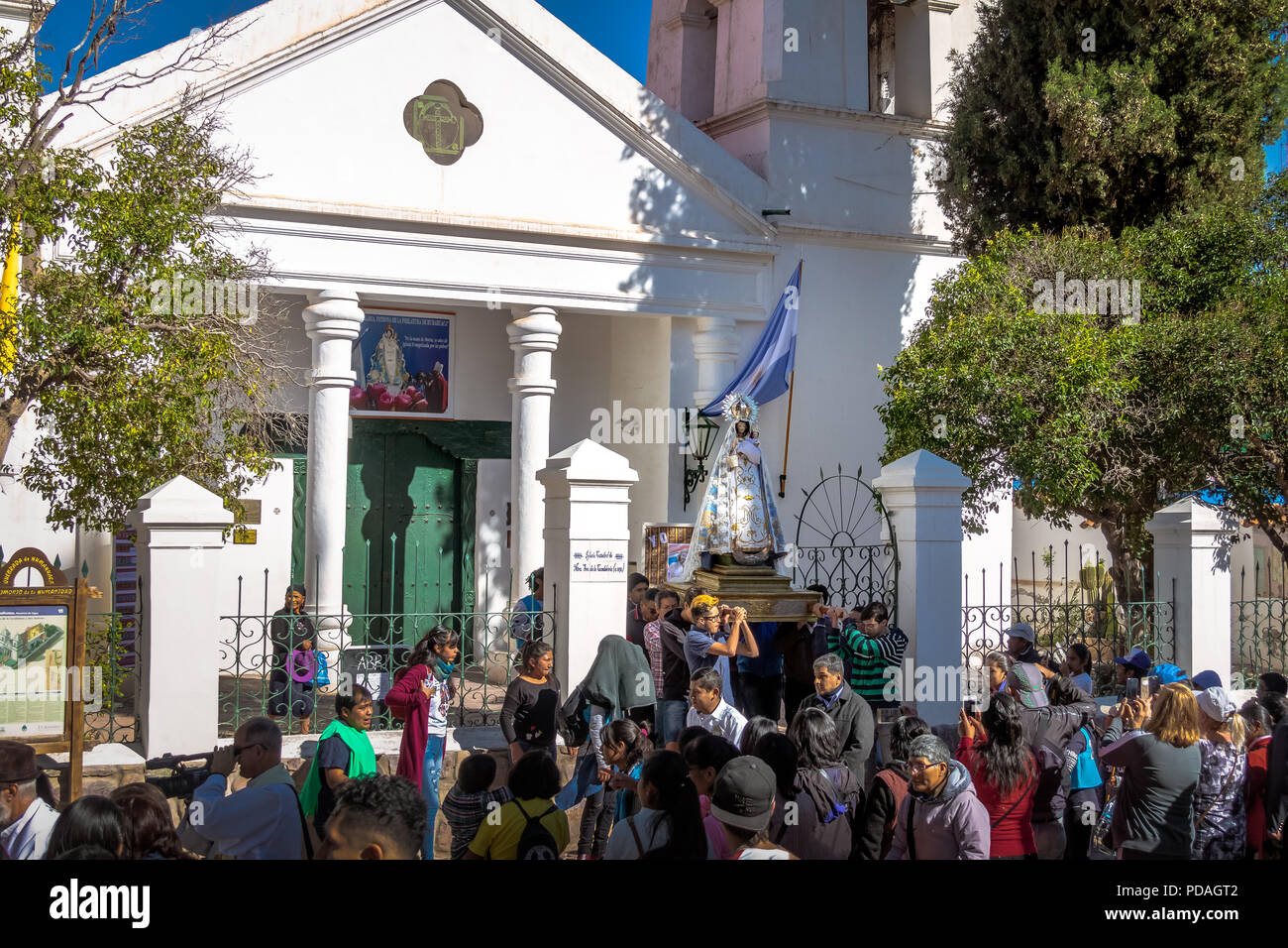 Nostra Signora della Candelaria statua della Vergine eseguito attraverso la processione - Humahuaca, Jujuy, Argentina Foto Stock