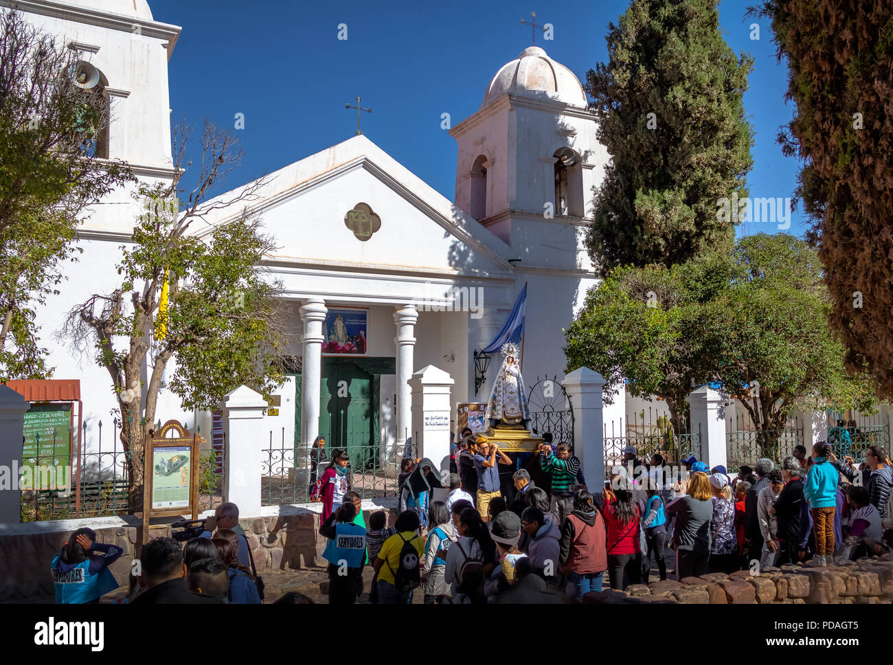 Nostra Signora della Candelaria statua della Vergine eseguito attraverso la processione - Humahuaca, Jujuy, Argentina Foto Stock