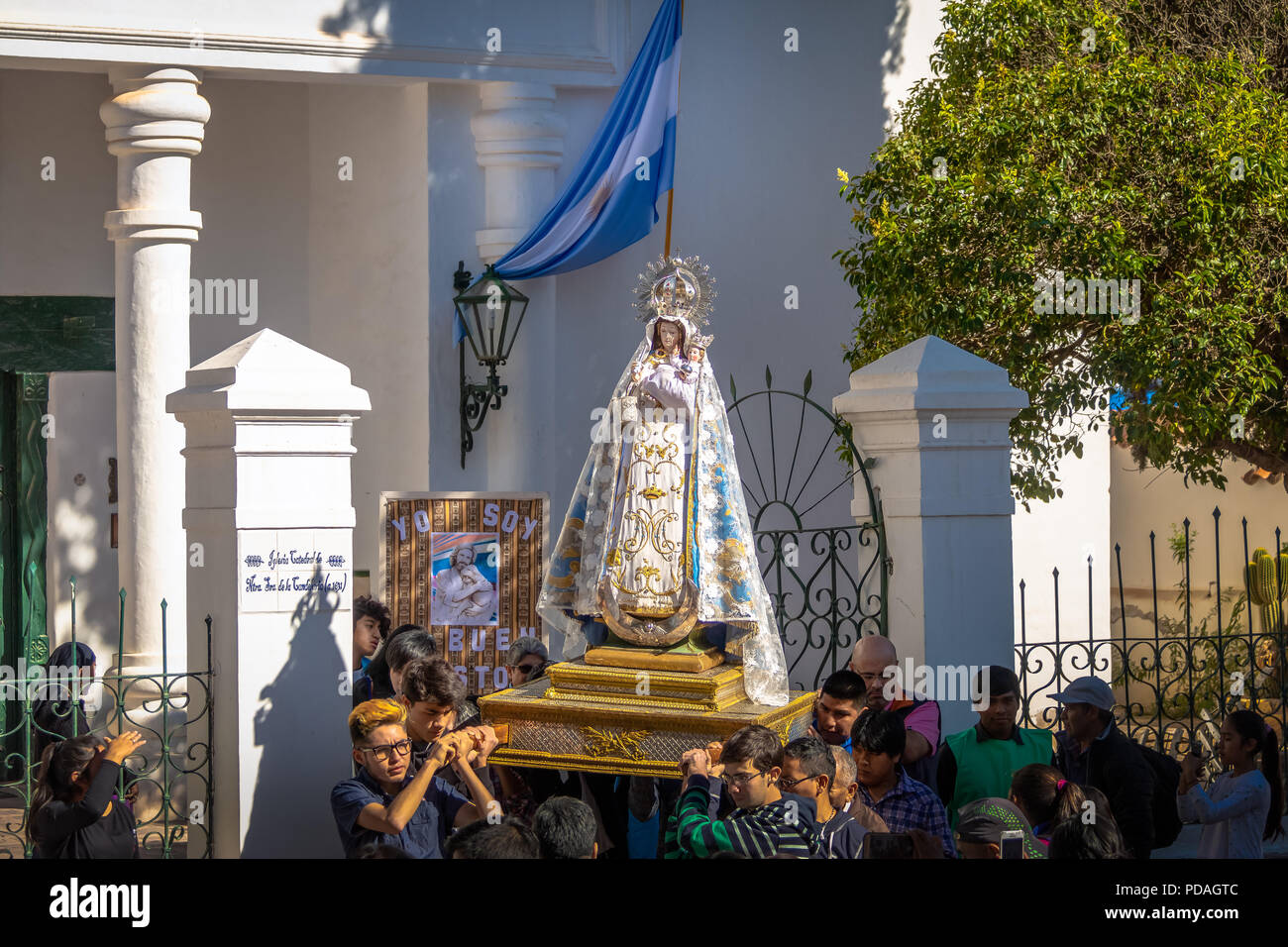 Nostra Signora della Candelaria statua della Vergine eseguito attraverso la processione - Humahuaca, Jujuy, Argentina Foto Stock