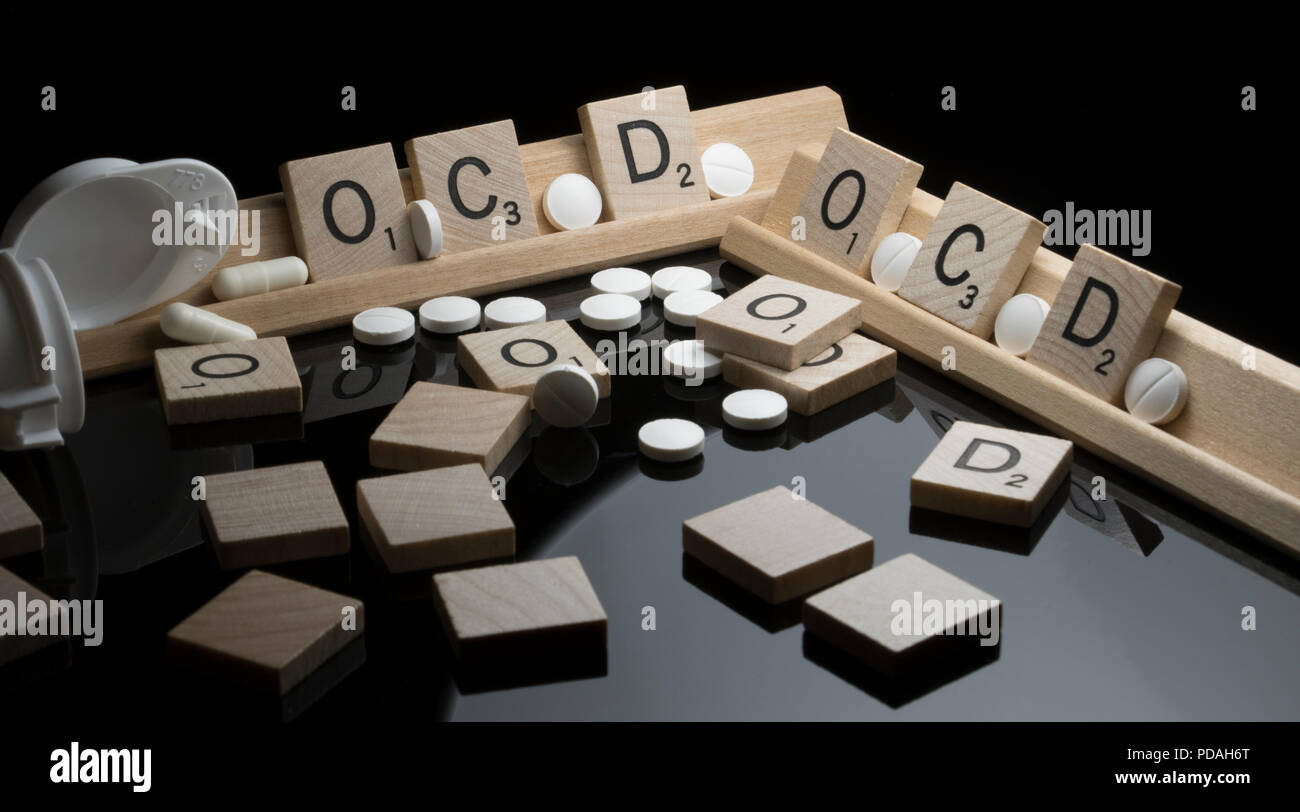 OCD e behavioral salute concetto di gestione con il blocco testo lettera e la Prescrizione di pillole. Foto Stock