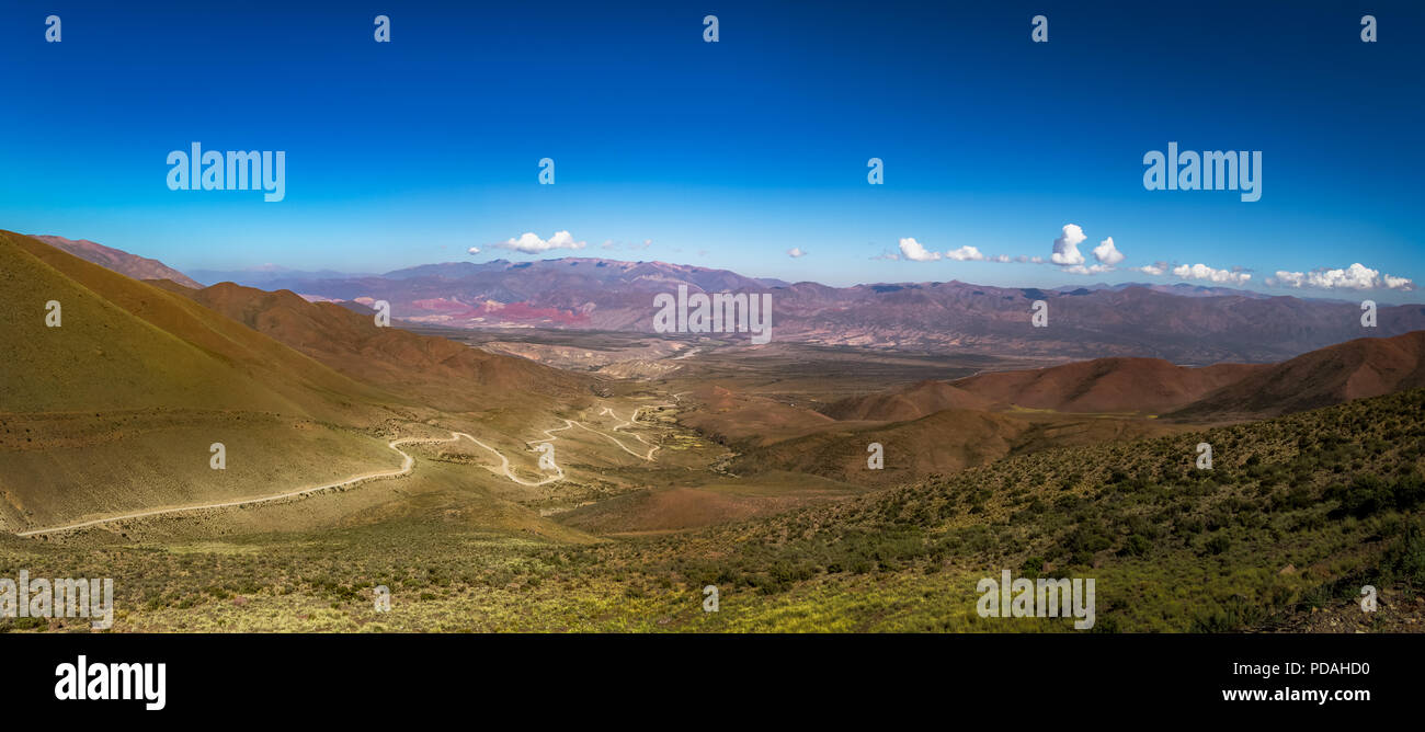 Alta vista della vallata a Quebrada de Humahuaca - Humahuaca, Jujuy, Argentina Foto Stock