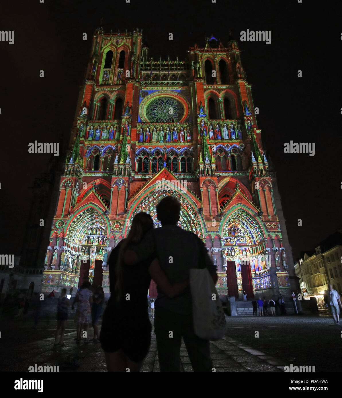 La cattedrale di Amiens in Francia è illuminato, alla vigilia di un servizio per il centenario della battaglia di Amiens e la successiva &Ograve;cento giorni offensivo&Oacute; che è stato un punto decisivo nella Prima Guerra Mondiale. Foto Stock