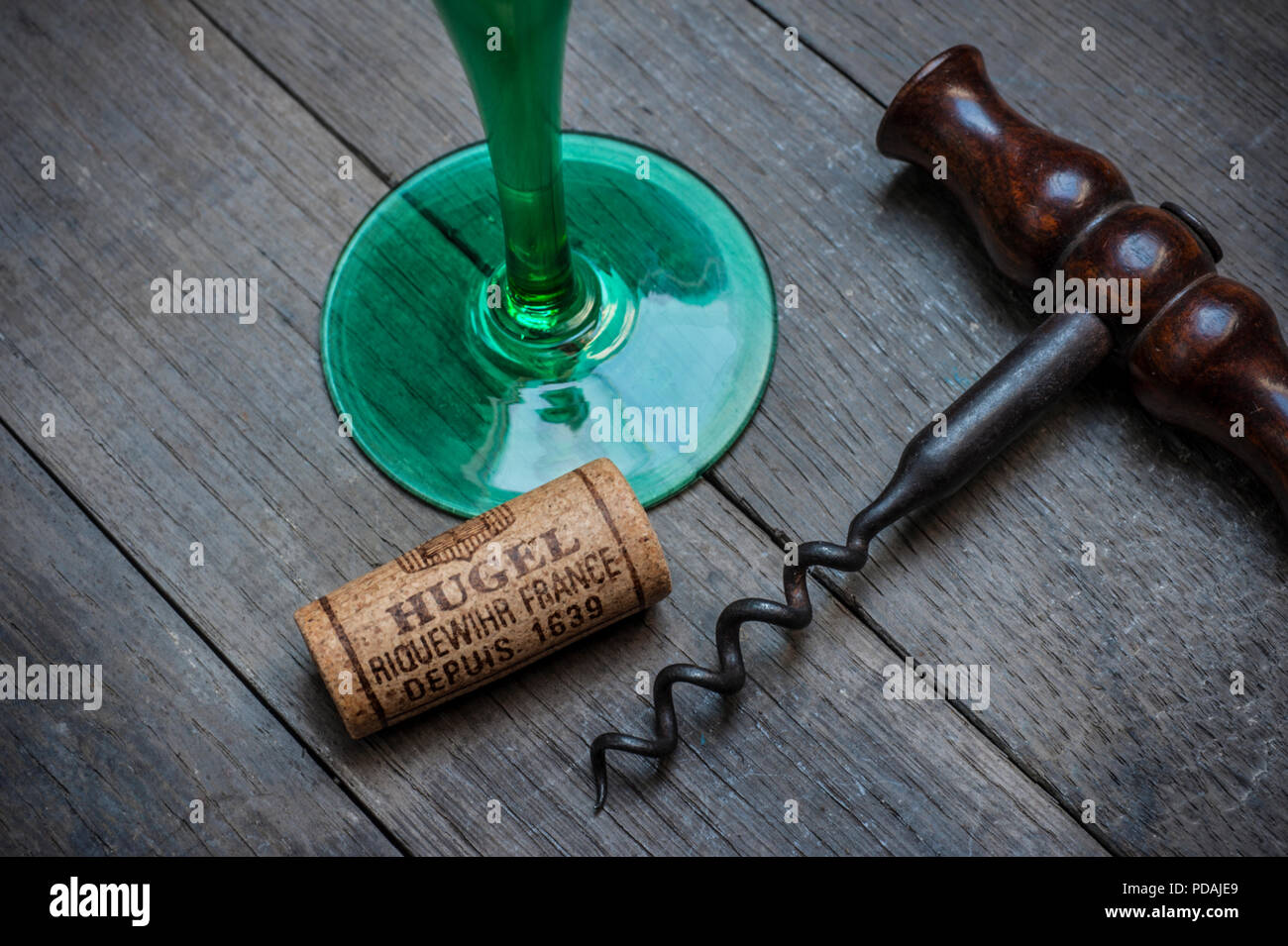 ALSACE HUGEL bicchiere da vino sughero e cavatappi in moody cantina Degustazione situazione dal rinomato produttore 'Hugel Riquewihr' Alsace Francia Foto Stock