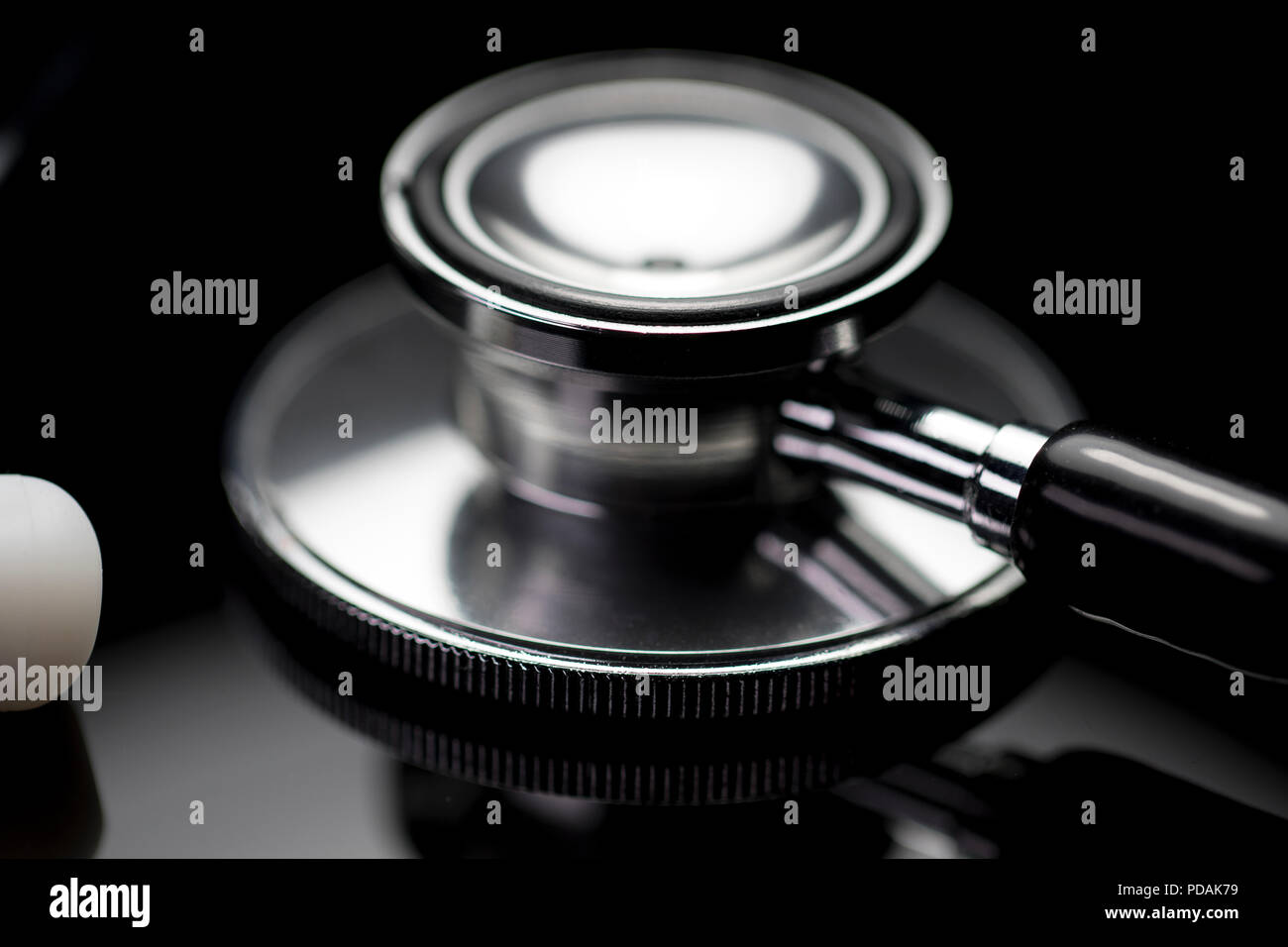 Uno stetoscopio macro. Close up di esame medico equipaggiamento su uno sfondo nero. Foto Stock