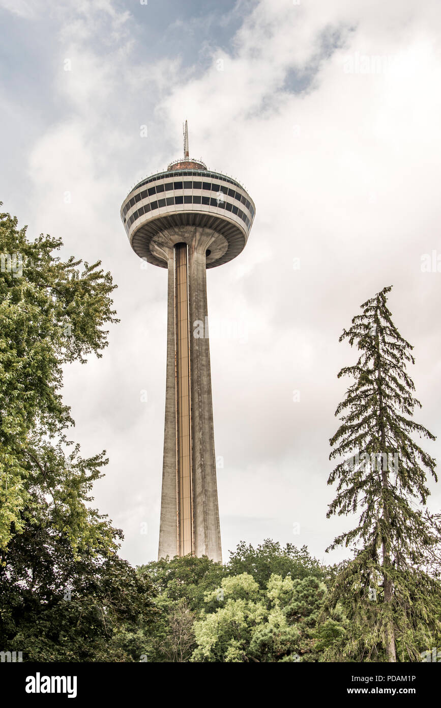 Cascate del Niagara in Canada 06.09.2017 Skylon Tower 1964 - torre di osservazione che si affaccia sia American Falls, New York e più grandi cascate Horseshoe, Ontario, Foto Stock
