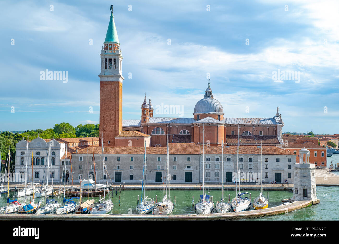 Venezia, Italia - luglio 2, 2017: vista laterale del San Giorgio Maggiore Abbey progettata da Andrea Palladio, vith una marina in foeground Foto Stock