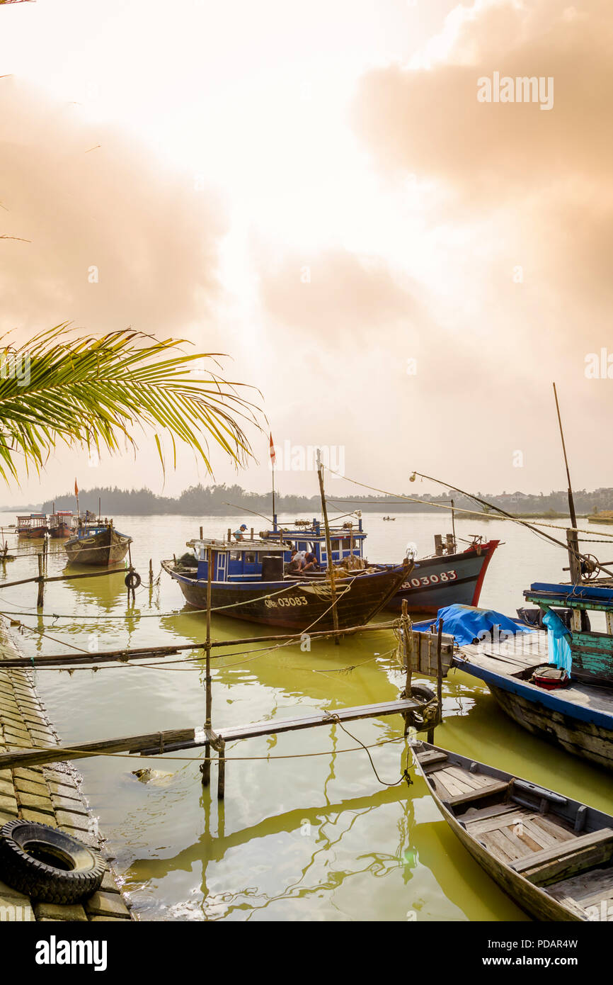 Un gruppo di barche da pesca lungo la spiaggia e tenetevi pronti per la giornata per andare al mare. Hoi An, Vietnam Foto Stock