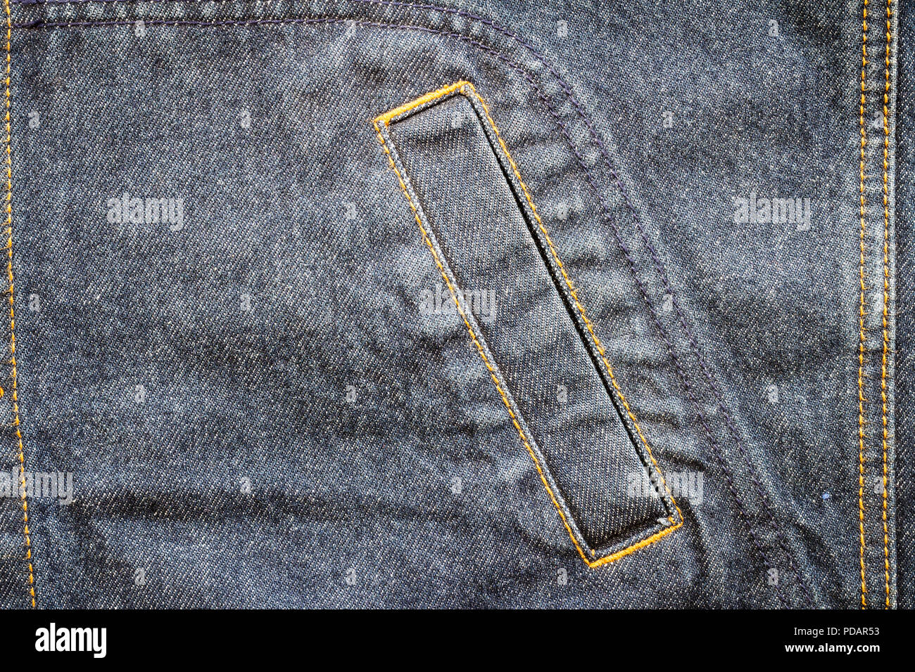 Blank usurata etichetta di jeans in denim grigio Foto stock - Alamy