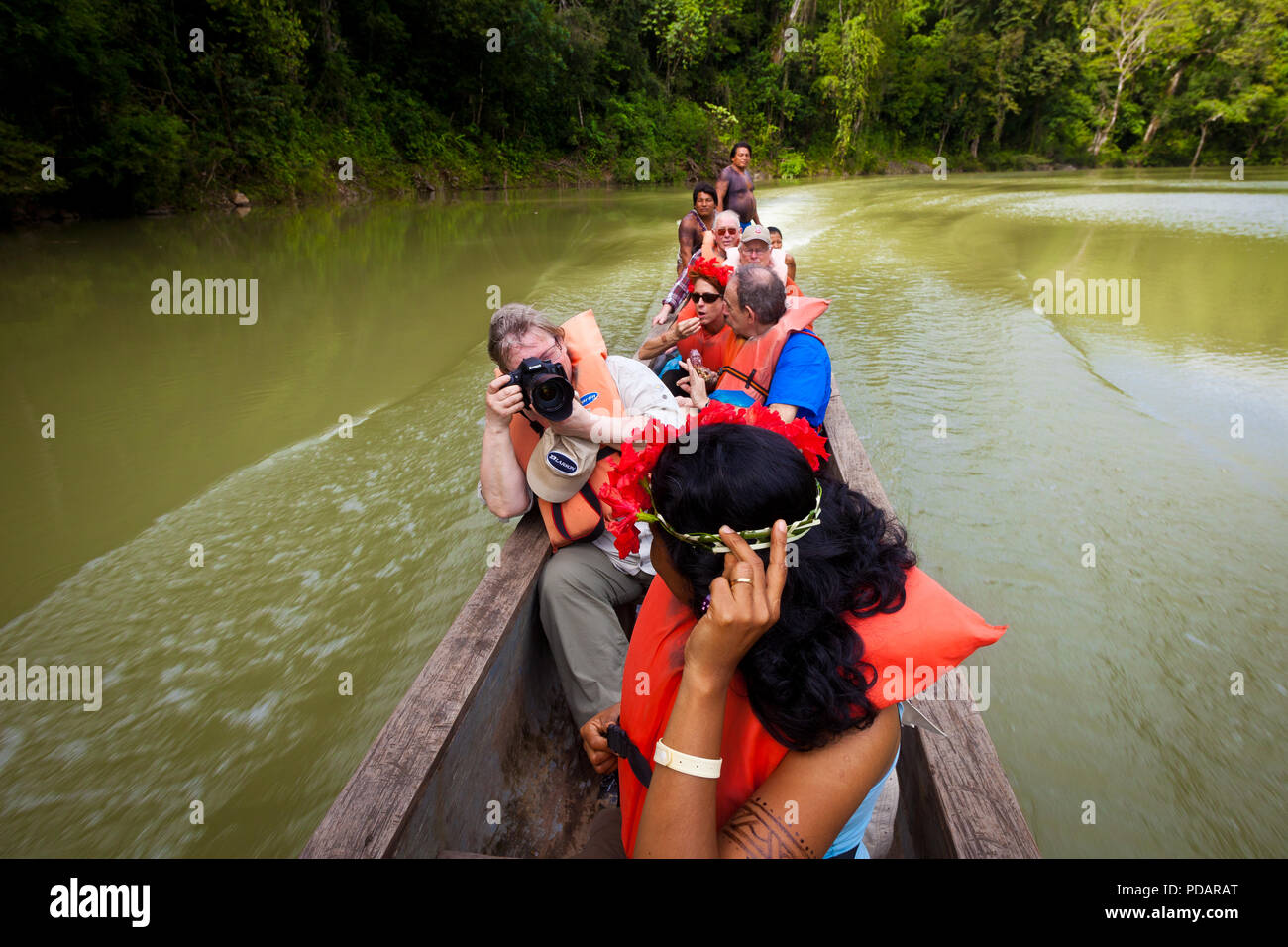 I turisti fotografare da una piroga sul Rio Pequeni, Repubblica di Panama. Foto Stock