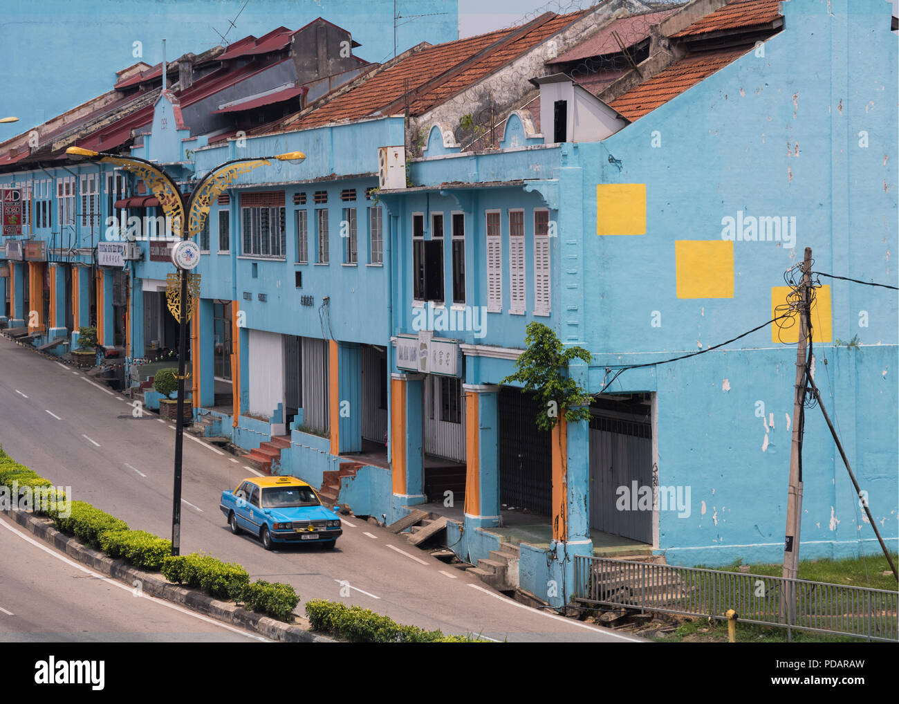 Negozio case lungo una strada di Segamat. Coordinazione del colore. Foto Stock