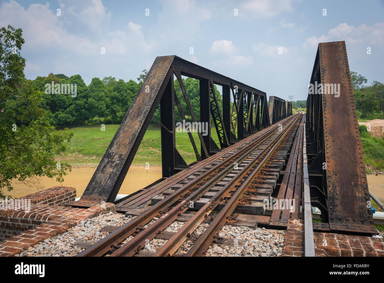 Ponte ferroviario oltre il Fiume Segamat in Malesia Foto Stock