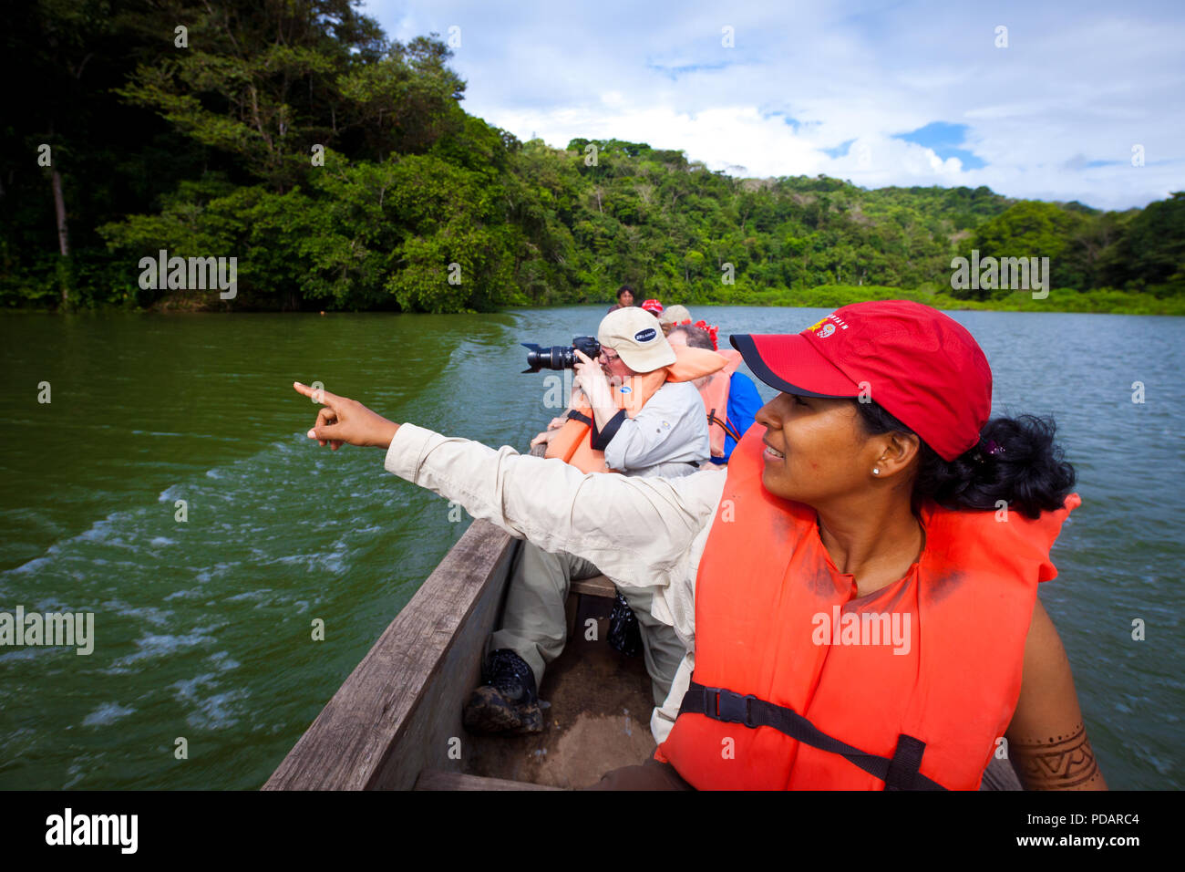 I turisti fotografare da una piroga sul Rio Pequeni, Repubblica di Panama. Foto Stock