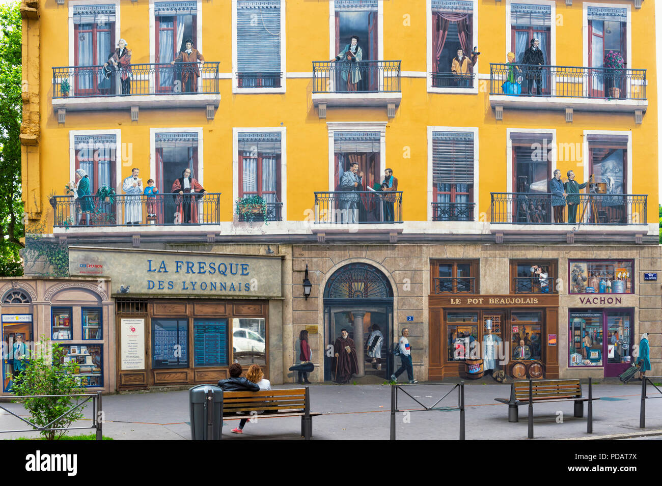 Affresco La Fresque des Lyonnais che rappresentano il popolo conosciuto della città di Lione, Rhone Alpes, Francia Foto Stock