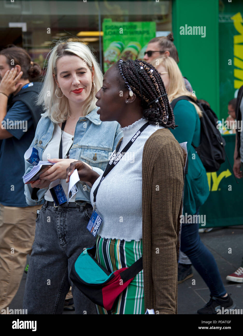 Distribuendo volantini, Edinburgh Fringe Festival, Scotland, Regno Unito Foto Stock