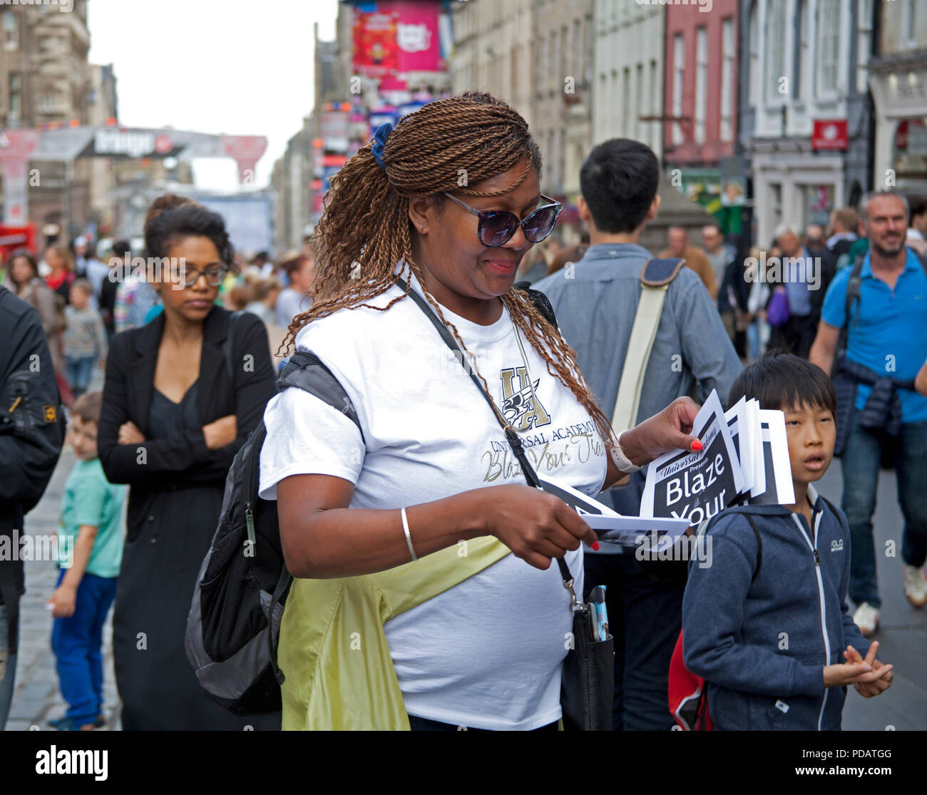 Distribuendo volantini, Edinburgh Fringe Festival, Scotland, Regno Unito Foto Stock