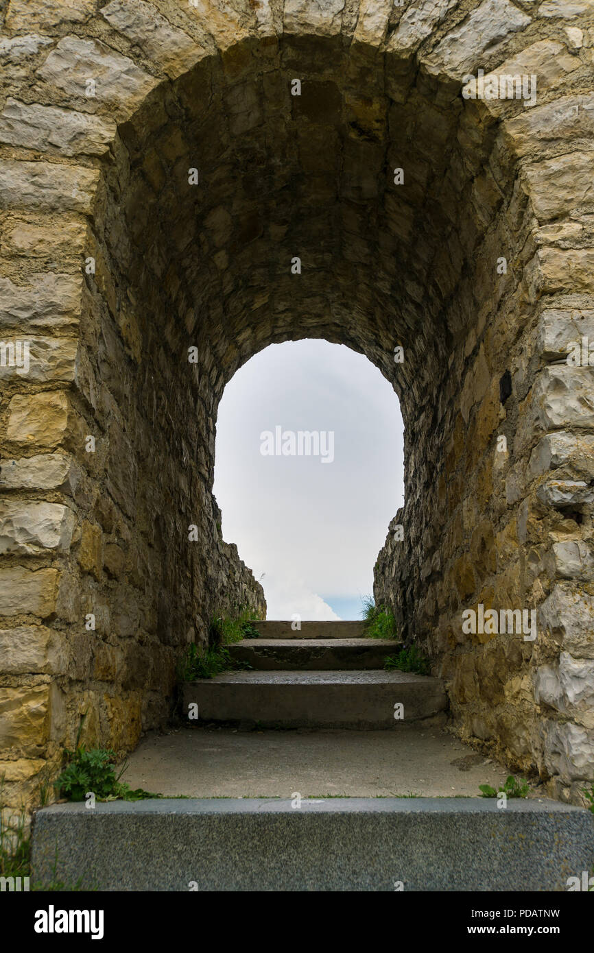 Tunnel di pietra con gradini Foto Stock